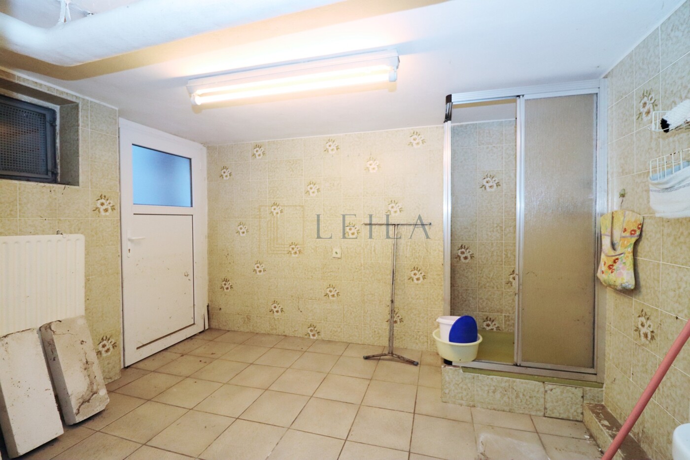 LEILA Immobilien - 368f83cd a611 420d 8374 a406f7482e85 Kellerraum mit Bad und Kelleraußentreppe