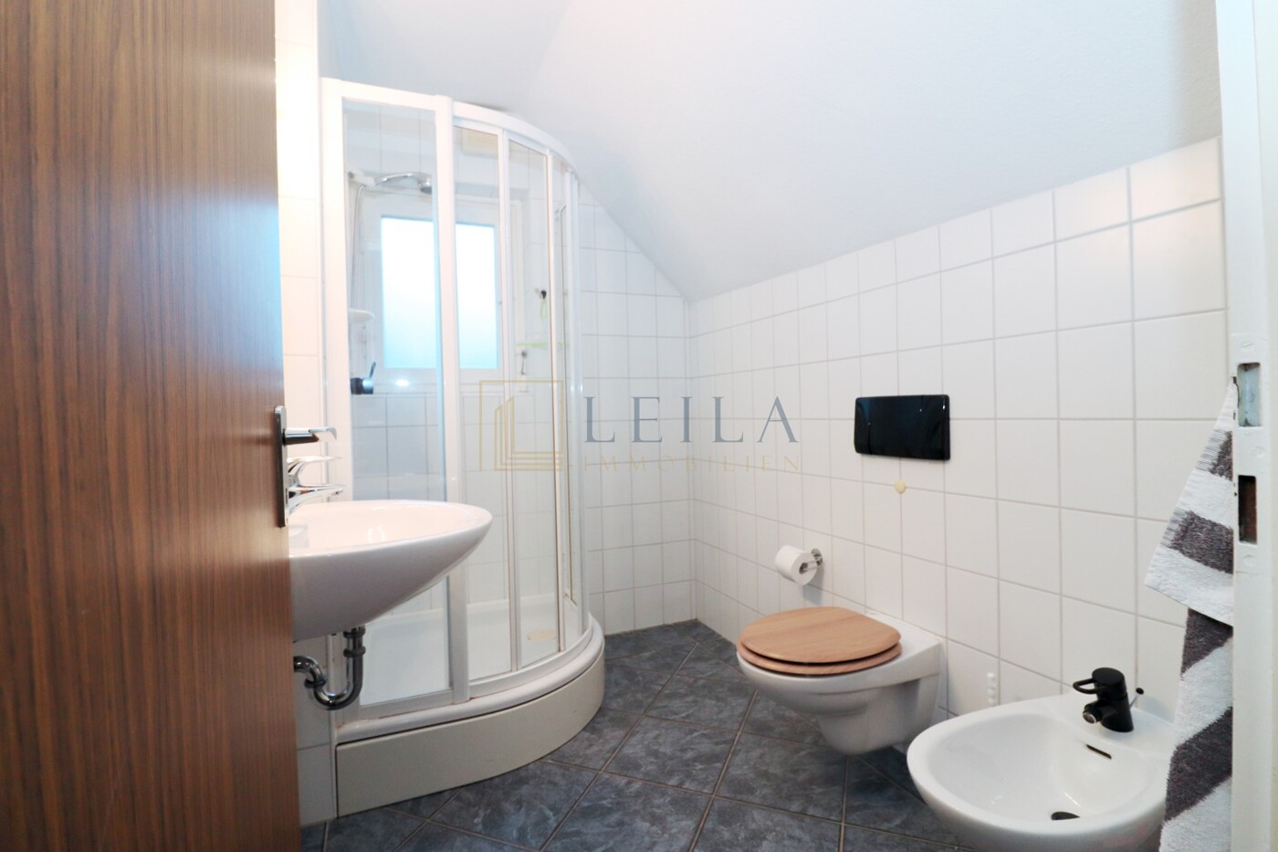 LEILA Immobilien - 6686367d fb8d 4579 b458 eed9017ccc97 Badezimmer im Obergeschoss