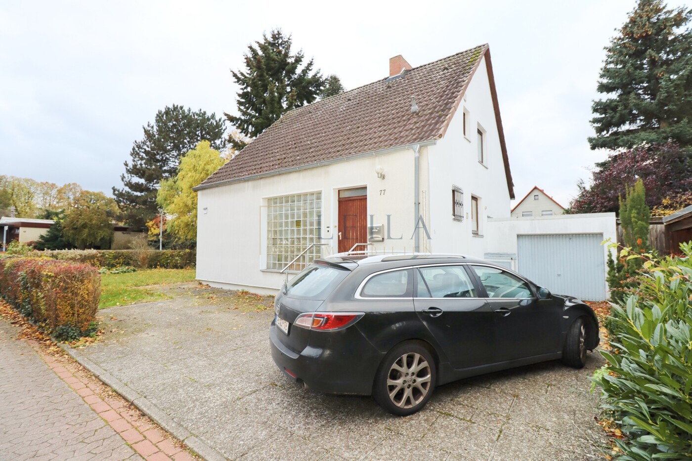 LEILA Immobilien - a3b4abc7 7d2e 4c4e 98de 5a7ef54bf733 Außenansicht mit Blick auf die Garage