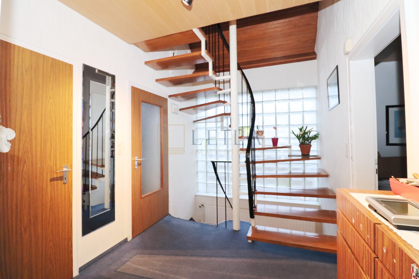 LEILA Immobilien - a67886ac ec14 49e9 93c6 e9a67577a38d Flur mit Blick auf die Treppe