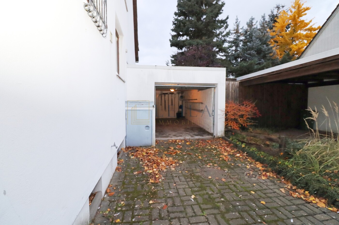 Garage mit Einfahrt