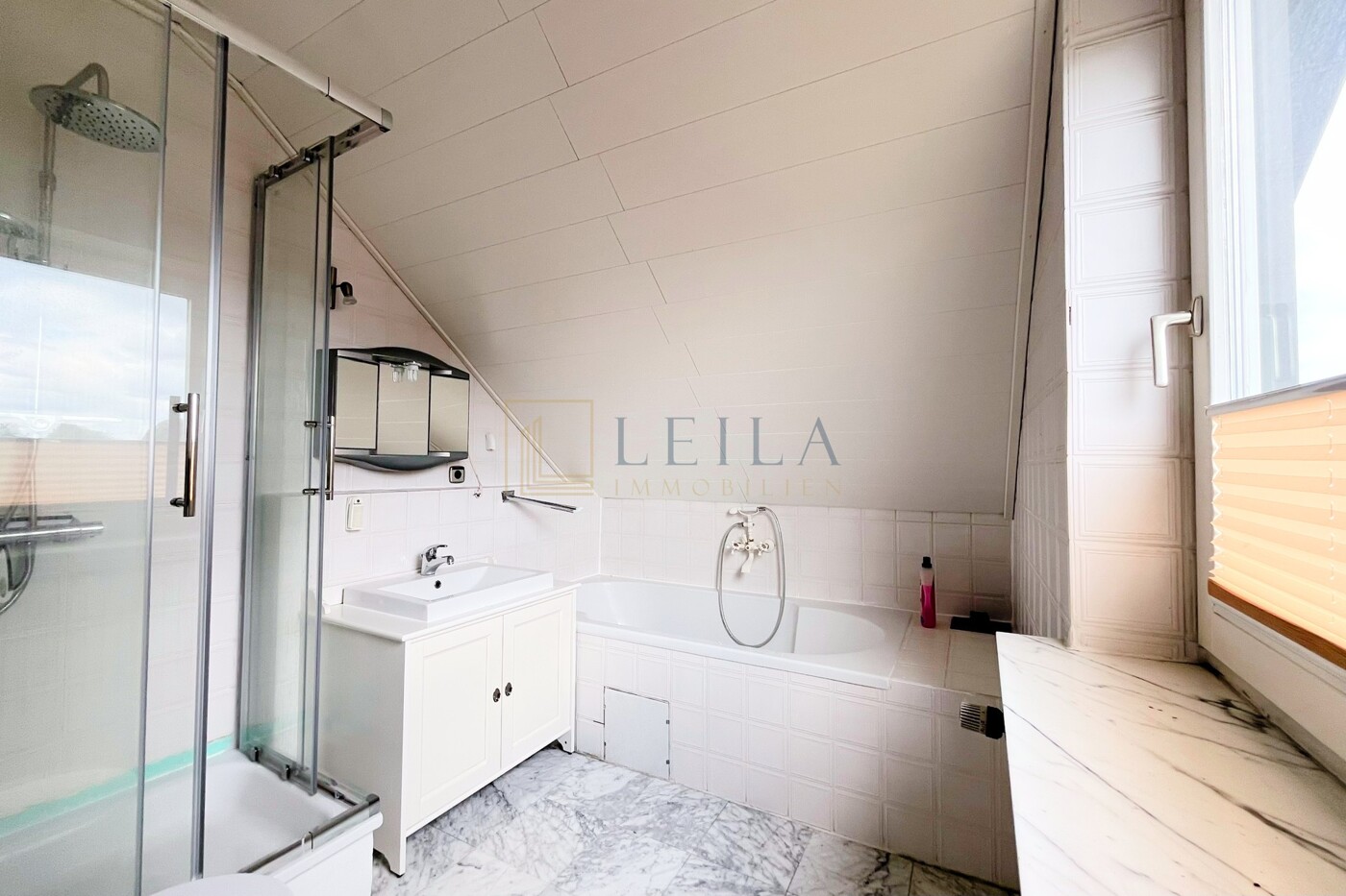 LEILA Immobilien - 18d09054 97dc 4715 8ecf d5ed37d6d8e6 Badezimmer im Obergeschoss