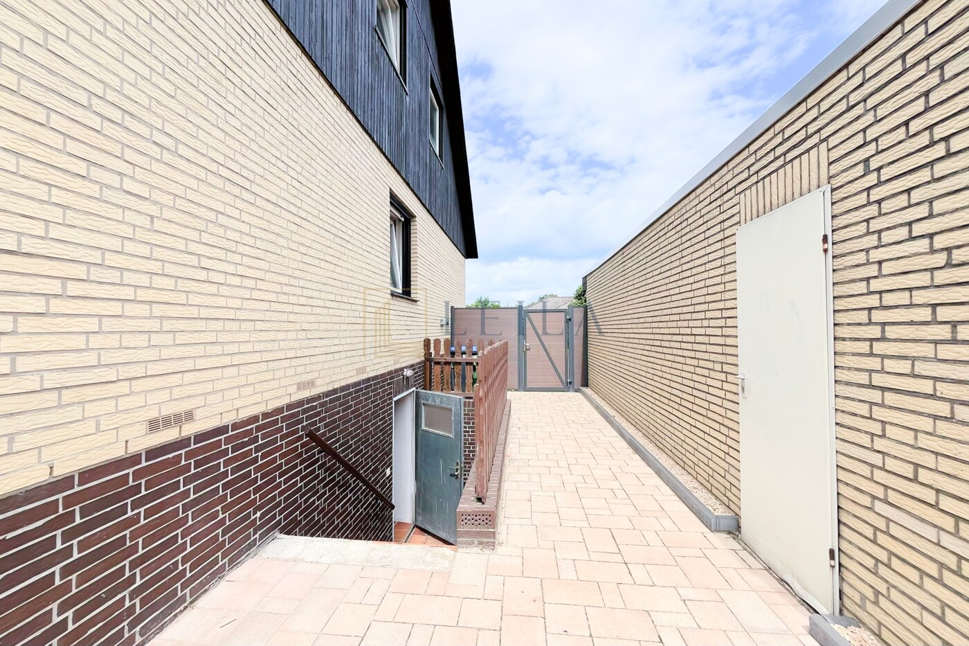 LEILA Immobilien - 9999ae78 fd93 49c2 94a0 be57ba377fa5 Außenbereich / Garage