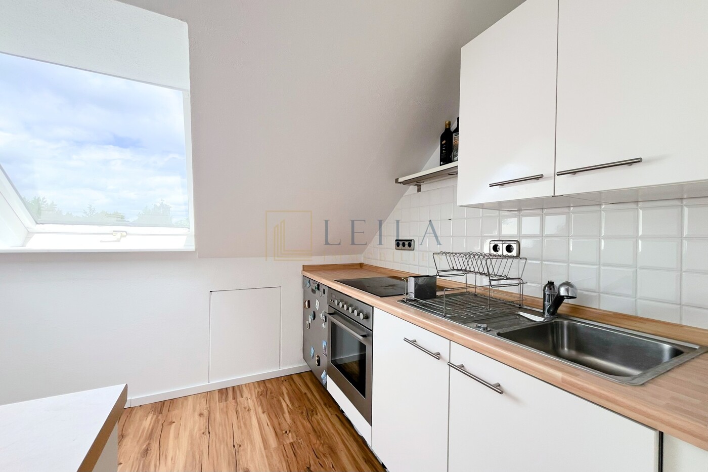 LEILA Immobilien - ac00a862 c3f1 4a10 889f 353fdb1b1f27 Küche im Obergeschoss
