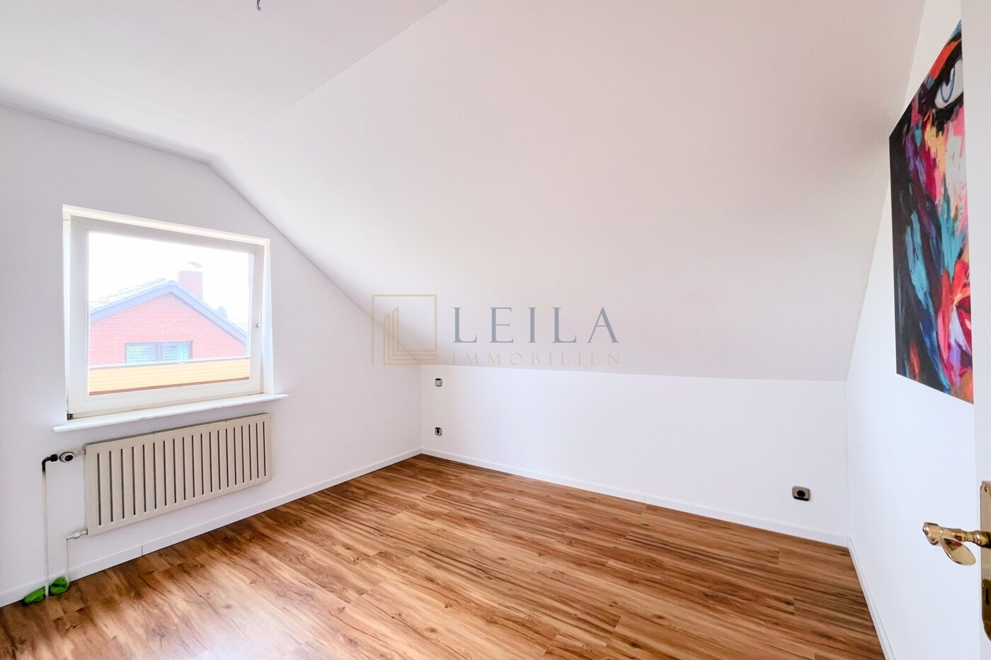 LEILA Immobilien - b4d46287 f4cf 4e4e 85b8 1db00ed8c56a Schlafzimmer im Obergeschoss 2