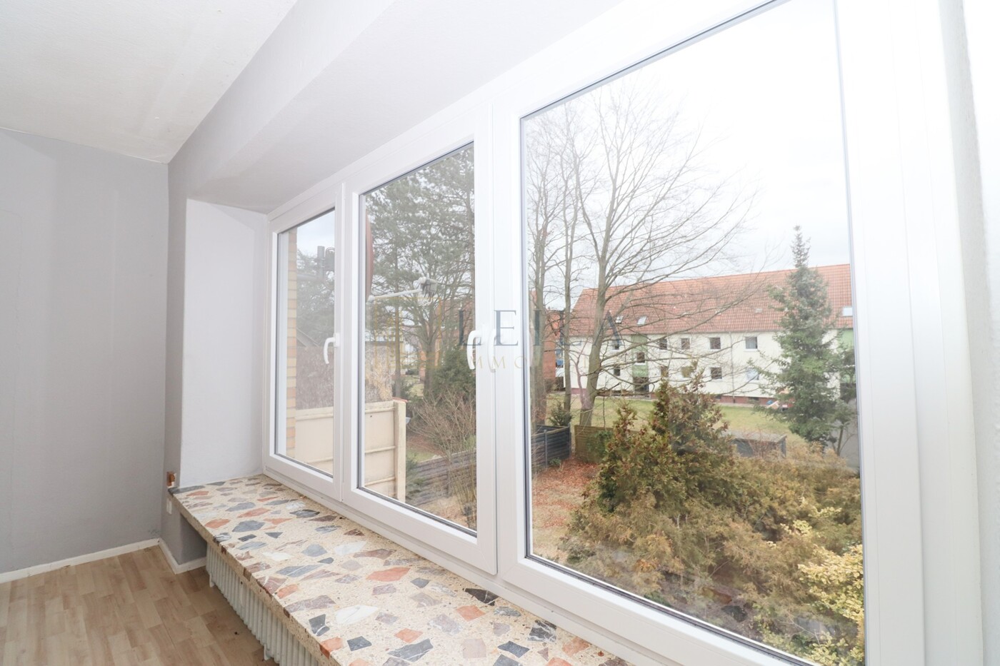 LEILA Immobilien - 4526ba1d 24e4 4caf bb6b 064f1aba8b60 Blick aus dem Wohnzimmer im OG