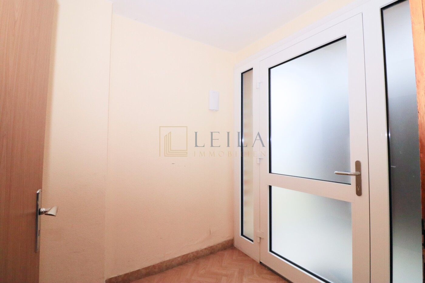 LEILA Immobilien - 5ed95bde 82d2 44e8 bfb4 965aae671159 Hauseingang