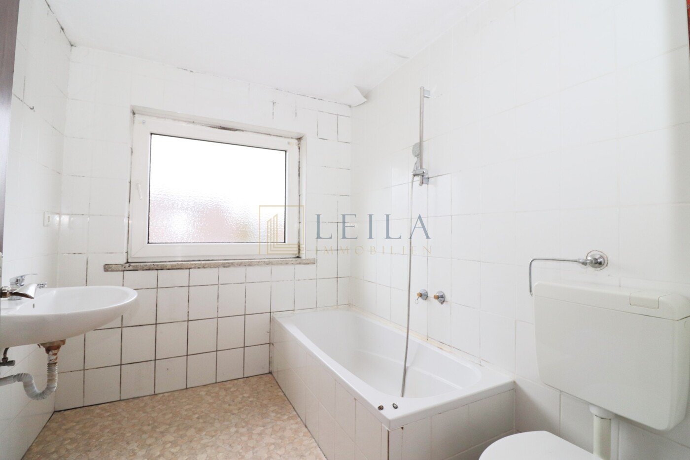 LEILA Immobilien - daa12afb 35c2 4f5e a202 045d79db0c40 Badezimmer im OG