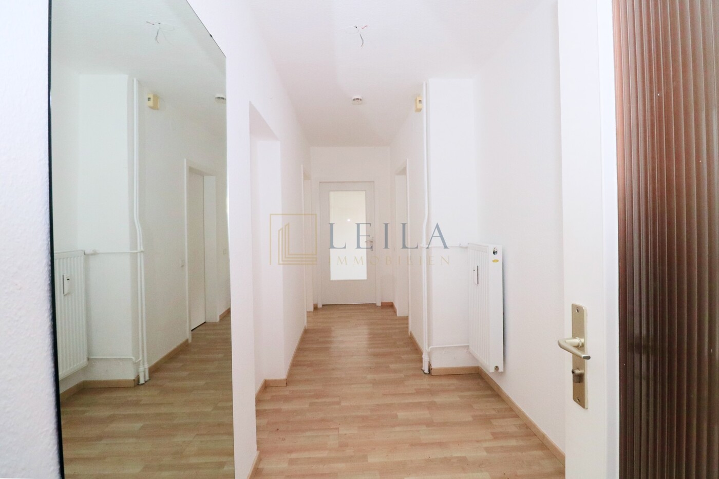 LEILA Immobilien - f2ad7962 6a42 498f a31b 3ed4441f377a Flur im Erdgeschoss