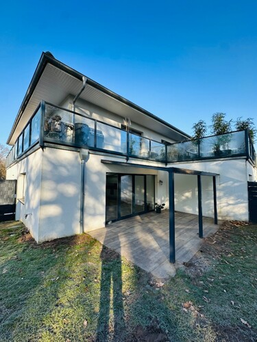 Moderne Hausfassade mit Terrasse