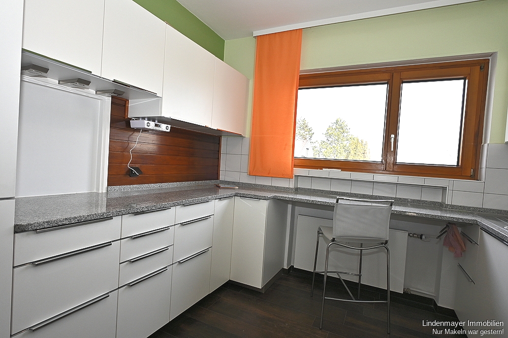 Küche mit Durchreiche