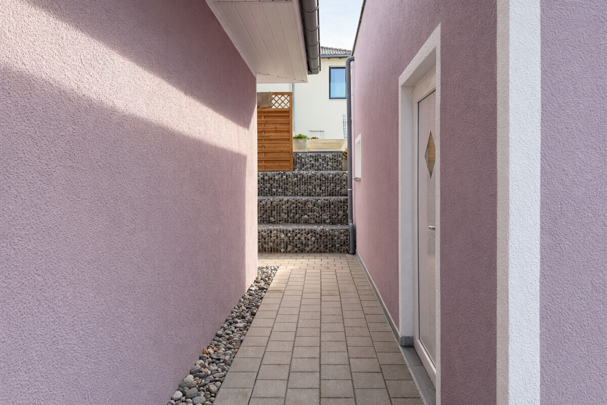 Durchgang zwischen Haus und Garage