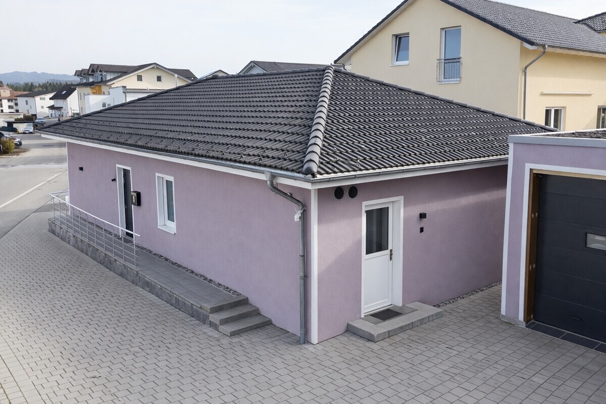 Ansicht vom Parkplatz auf das Haus und die Garage