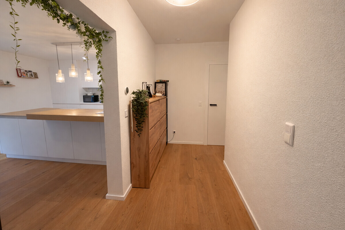 Haupteingang mit Blick zur Küche