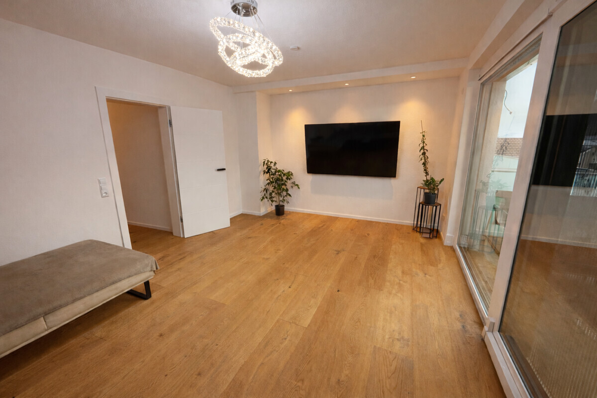 Wohnzimmer mit Balkonzugang