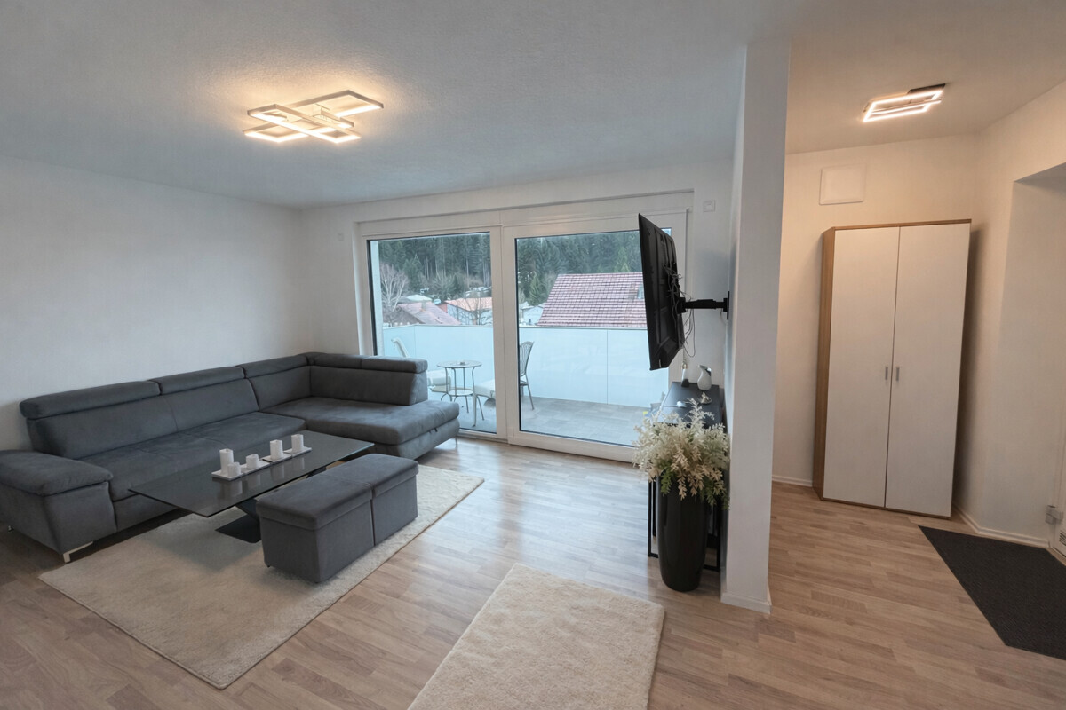 Wohnzimmer und Eingangsbereich