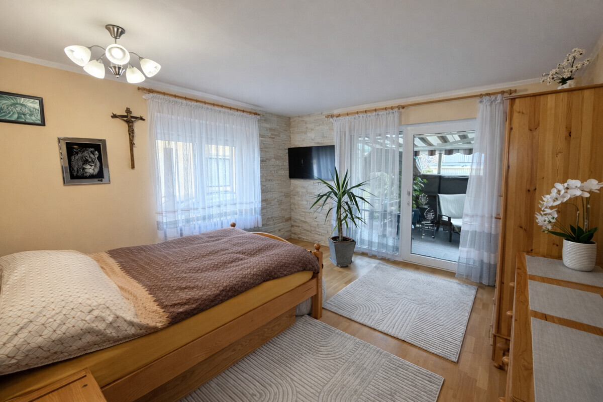 Schlafzimmer mit Terrassenzugang