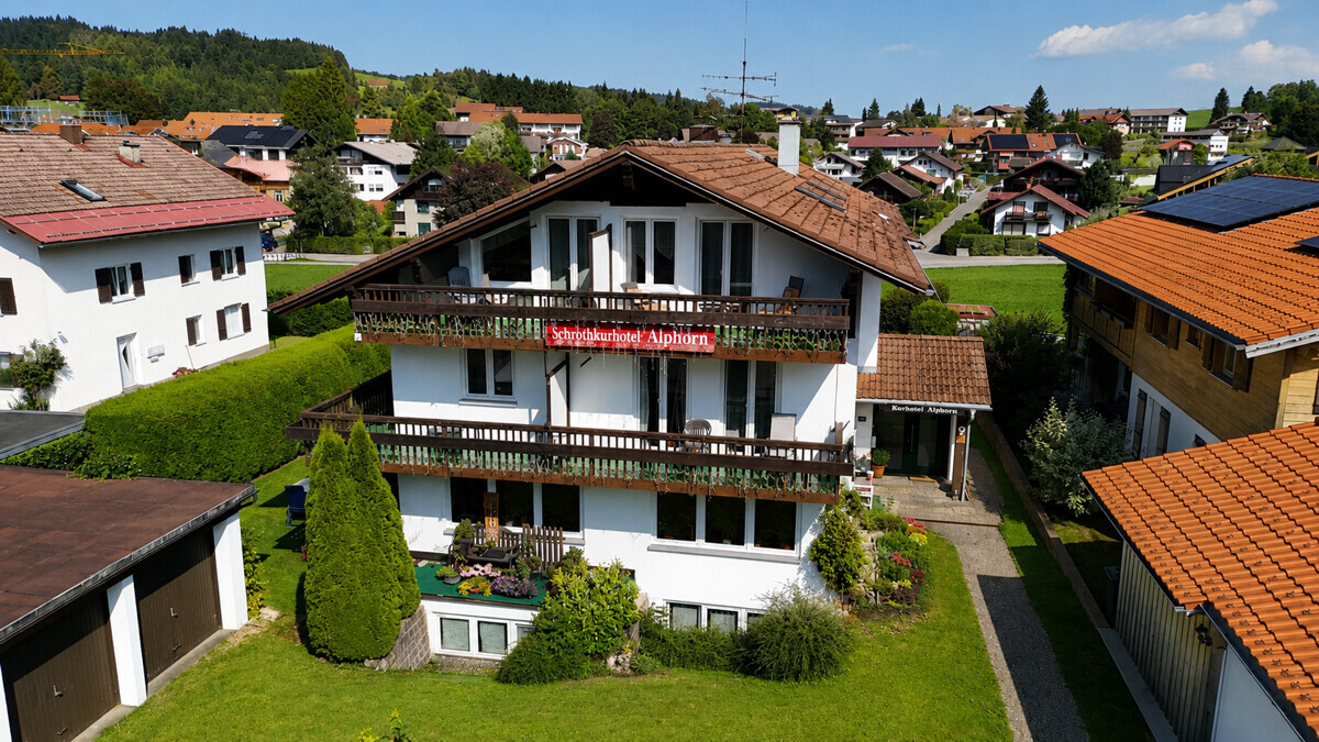 Frontansicht des Hotels mit Balkonen und Eingangsbereich