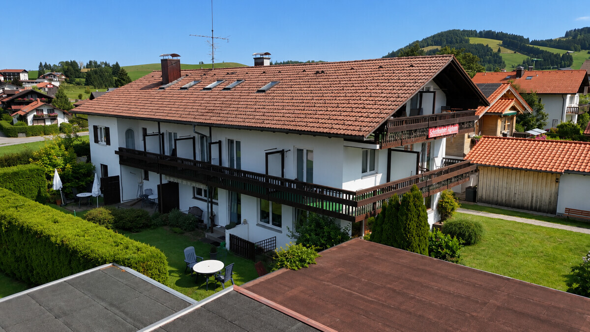 Luftaufnahme des Kurhotels mit Grundstück und Umgebung