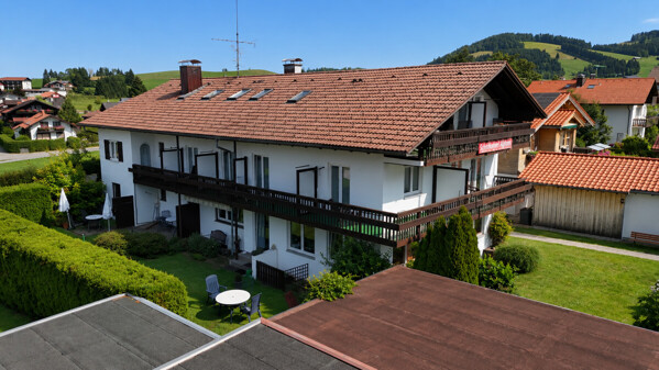 Luftaufnahme des Kurhotels mit Grundstück und Umgebung