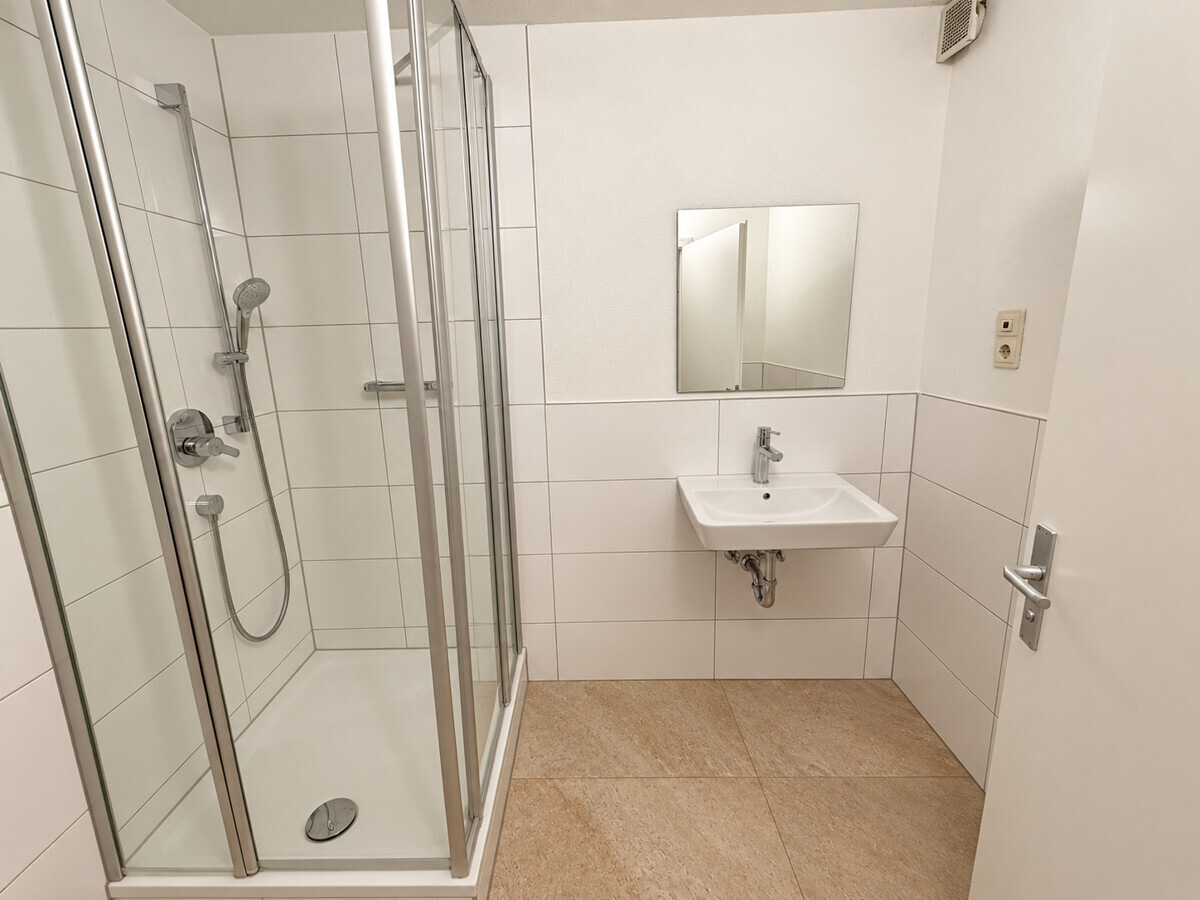 Badezimmer mit Dusche und WC