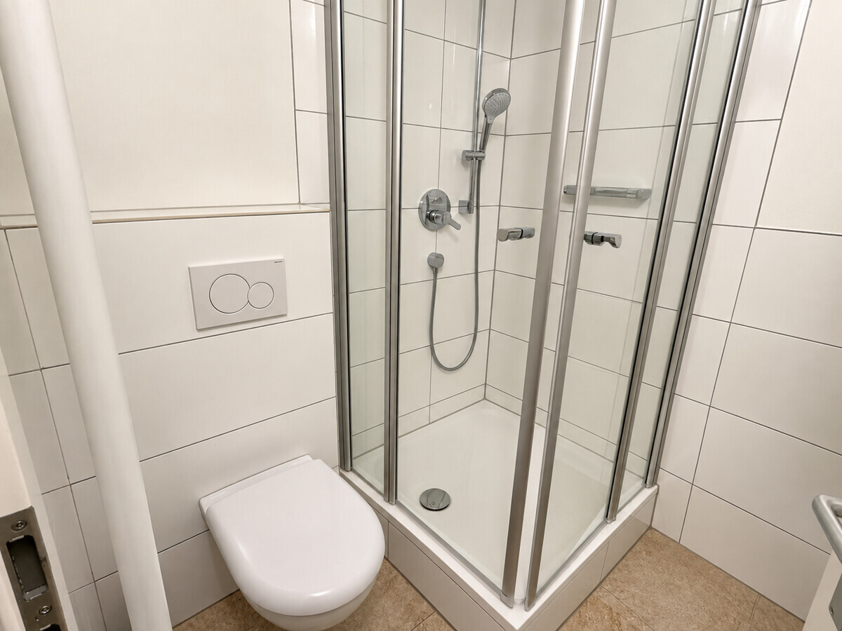 Badezimmer mit Dusche und WC