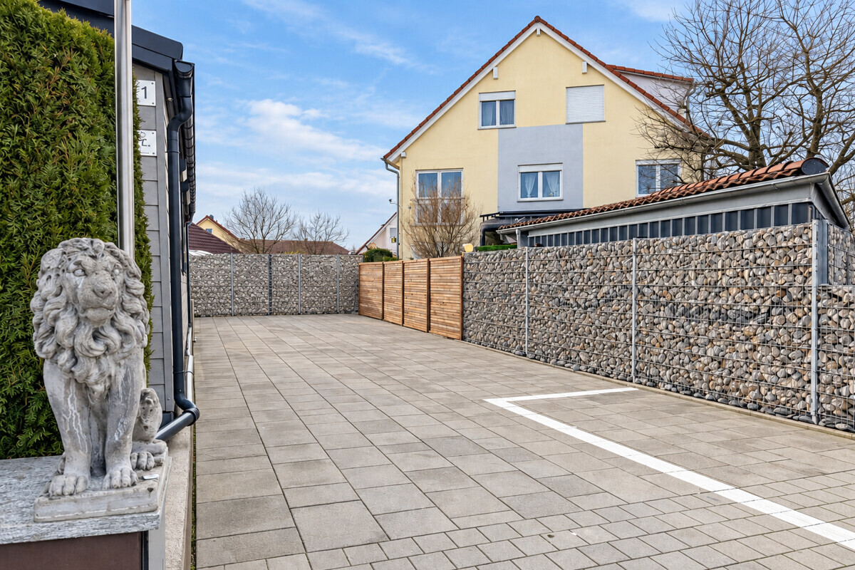 Zufahrt Außenstellplätze