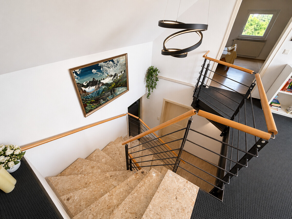 Treppenhaus mit Naturstein - EG Hauptwohnung