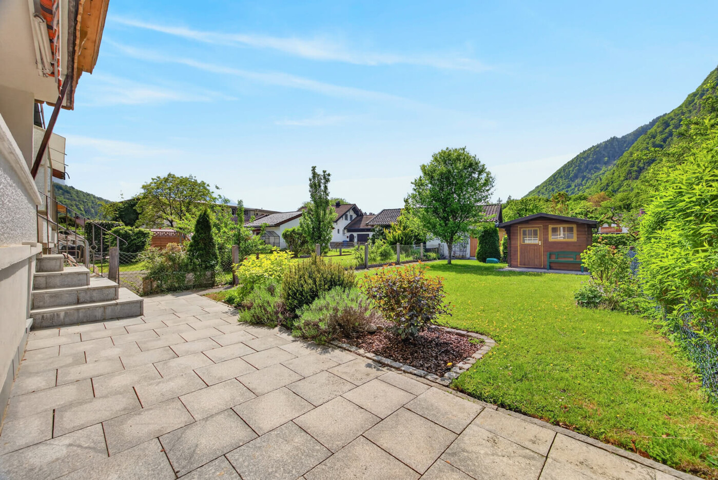 Sonniger Garten mit Terrasse und natürlichem Ambiente