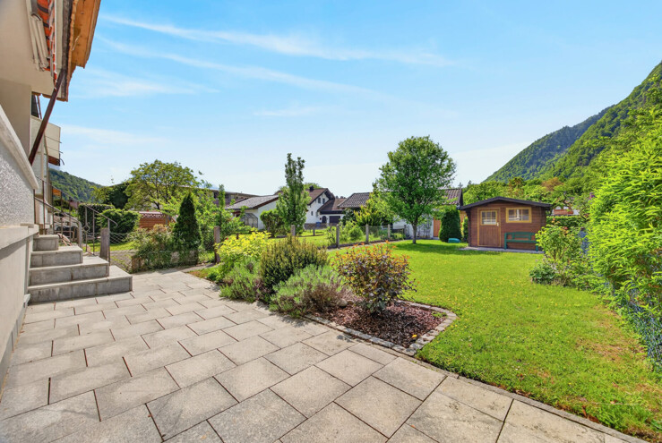 Sonniger Garten mit Terrasse und natürlichem Ambiente
