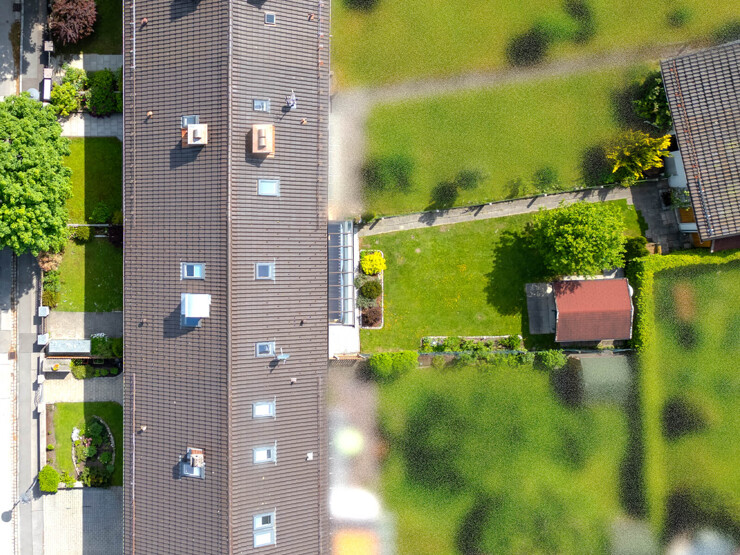 LUFTAUFNAHME von Haus, Garten, Garage und Gartenhaus