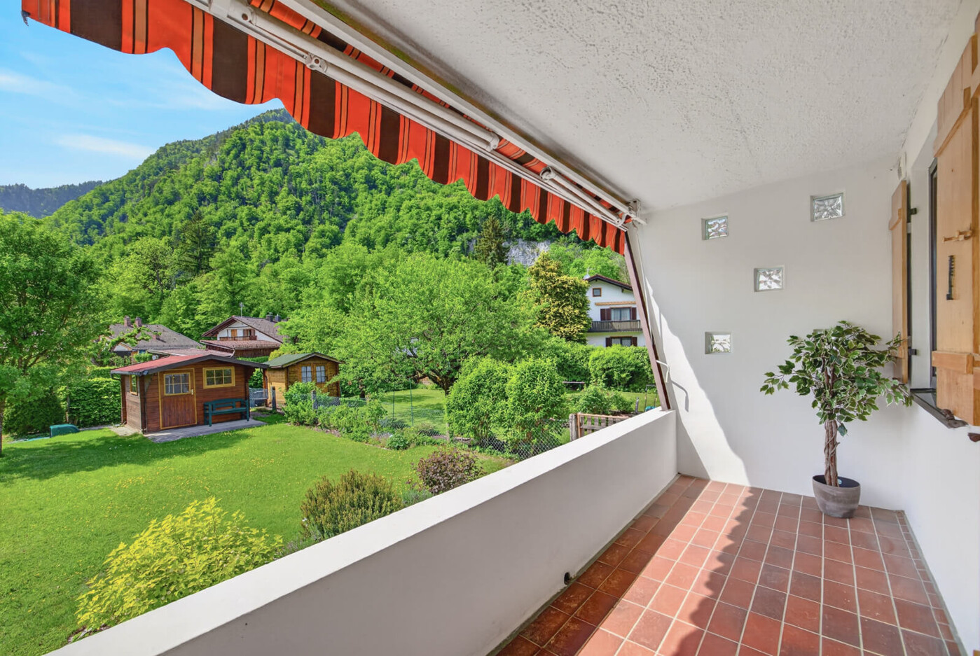EG Loggia mit Markise, Gartenblick und viel Sonne