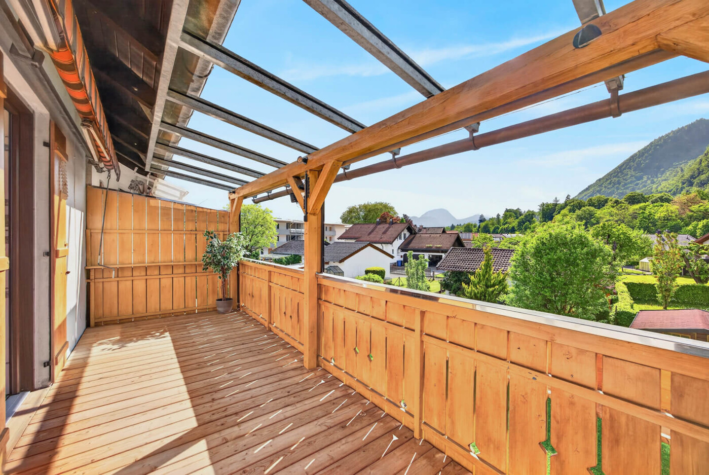 OG Großzügige Loggia mit Glasdach und Holzdielen