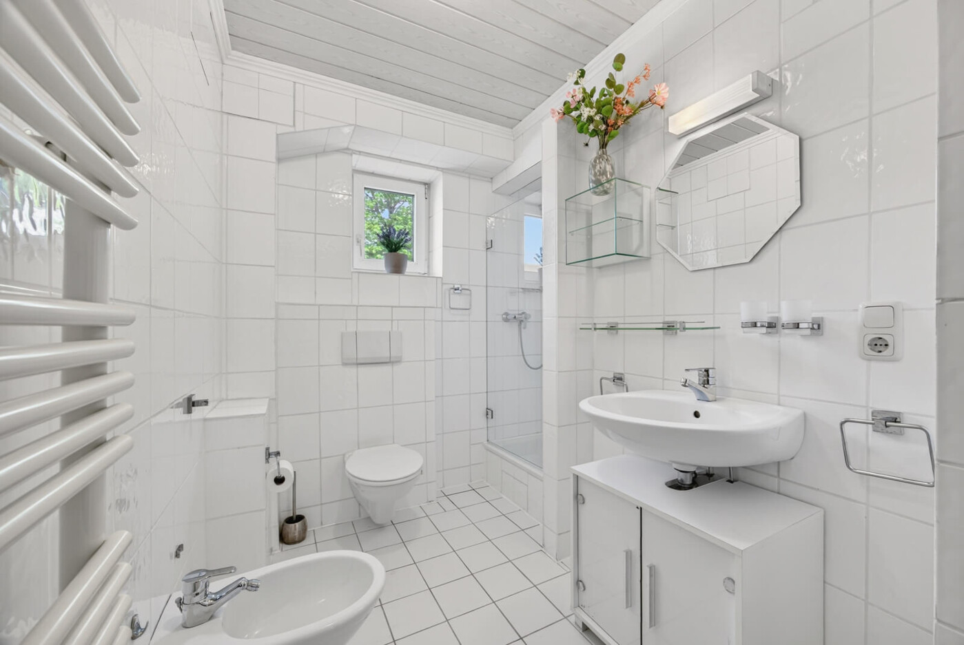 EG Tageslichtbad mit Dusche, WC, Bidet