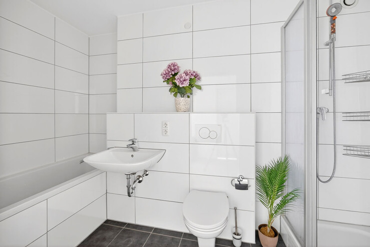 Badezimmer mit Dusche und WC