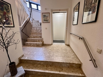 Treppenhaus mit Lift