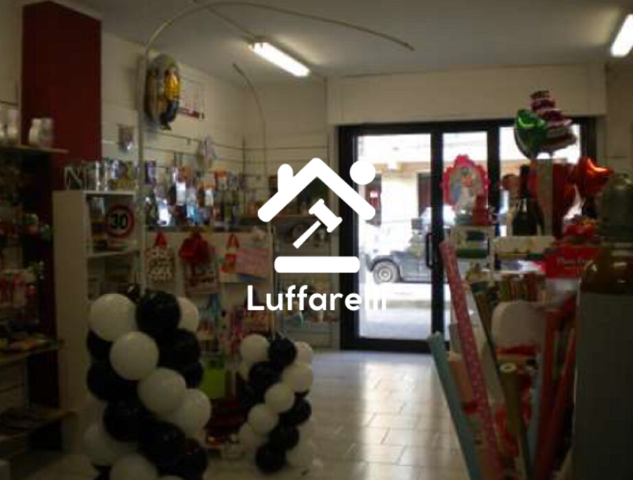 Immagine di NEGOZIO O LOCALE COMMERCIALE VIALE MANZONI – POMEZIA
