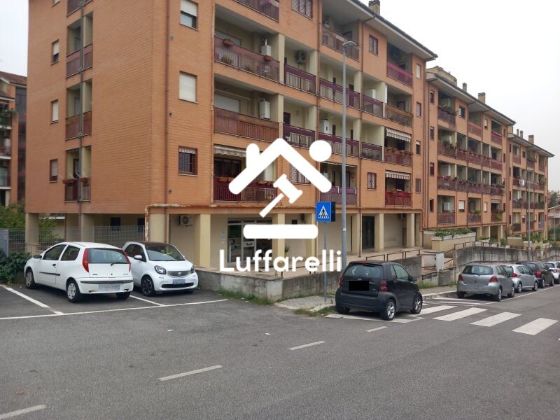 LOCALE COMMERCIALE VIA GIUSEPPE GIUNCHI - ROMA — foto 2