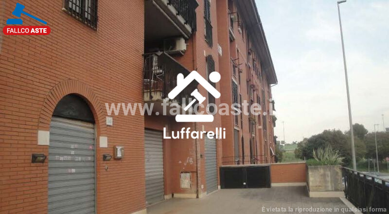 Immagine di LOCALE COMMERCIALE VIA CINQUEFRONDI – ROMA