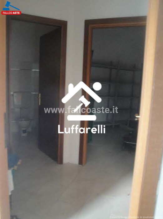 Immagine di LOCALE COMMERCIALE VIA CINQUEFRONDI – ROMA