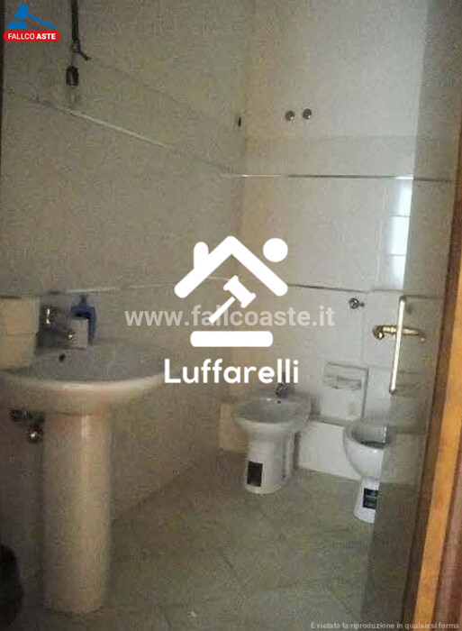 Immagine di LOCALE COMMERCIALE VIA CINQUEFRONDI – ROMA