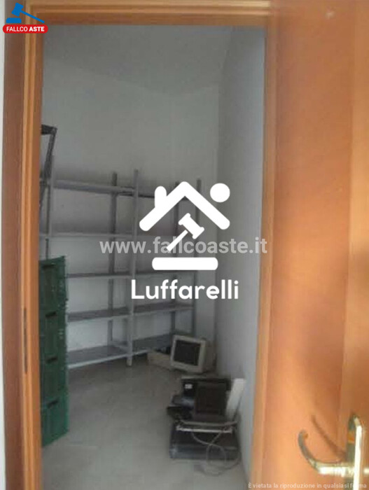 Immagine di LOCALE COMMERCIALE VIA CINQUEFRONDI – ROMA