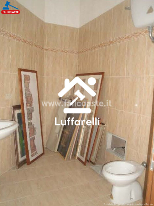 Immagine di LOCALE COMMERCIALE VIA CINQUEFRONDI – ROMA