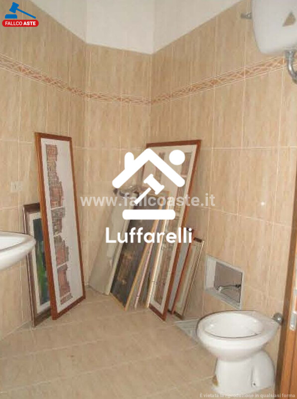 Immagine di LOCALE COMMERCIALE VIA CINQUEFRONDI – ROMA