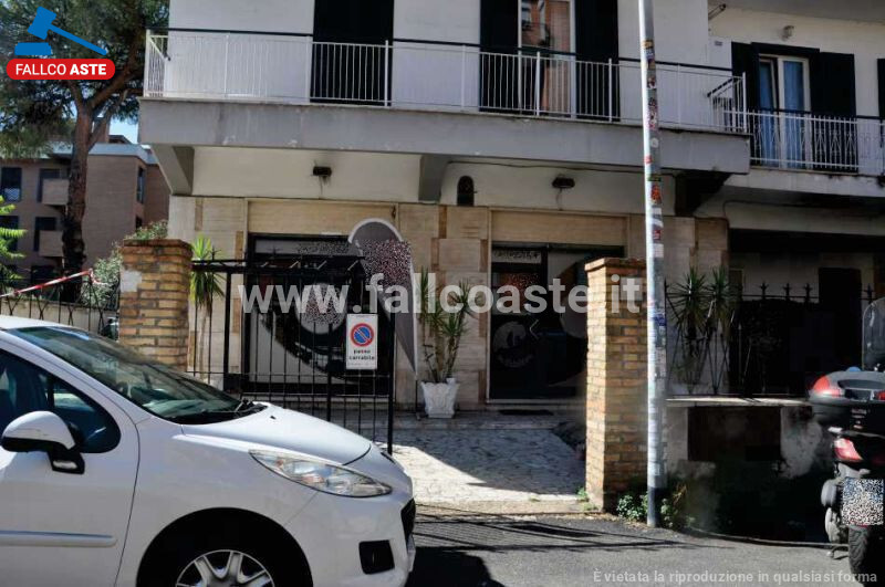 Immagine di LOCALE COMMERCIALE VIA DEL PETTIROSSO – ROMA