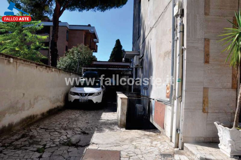 Immagine di LOCALE COMMERCIALE VIA DEL PETTIROSSO – ROMA