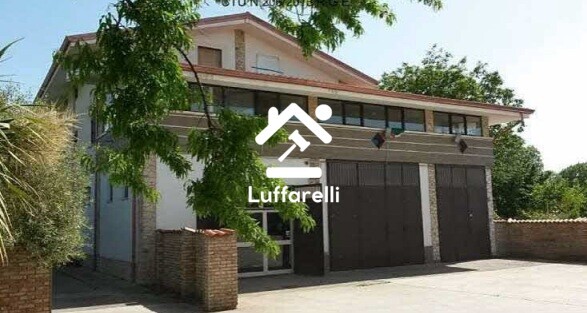 Immagine di LOCALE COMMERCIALE PIANO LAGO – MANGONE