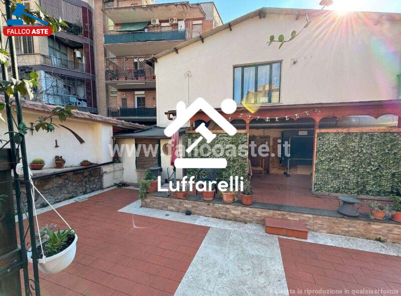 Immagine di LOCALE COMMERCIALE PIAZZA CESARE BATTISTI – MARCELLINA