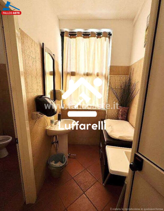 Immagine di LOCALE COMMERCIALE PIAZZA CESARE BATTISTI – MARCELLINA