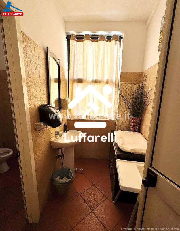 Immagine di LOCALE COMMERCIALE PIAZZA CESARE BATTISTI – MARCELLINA